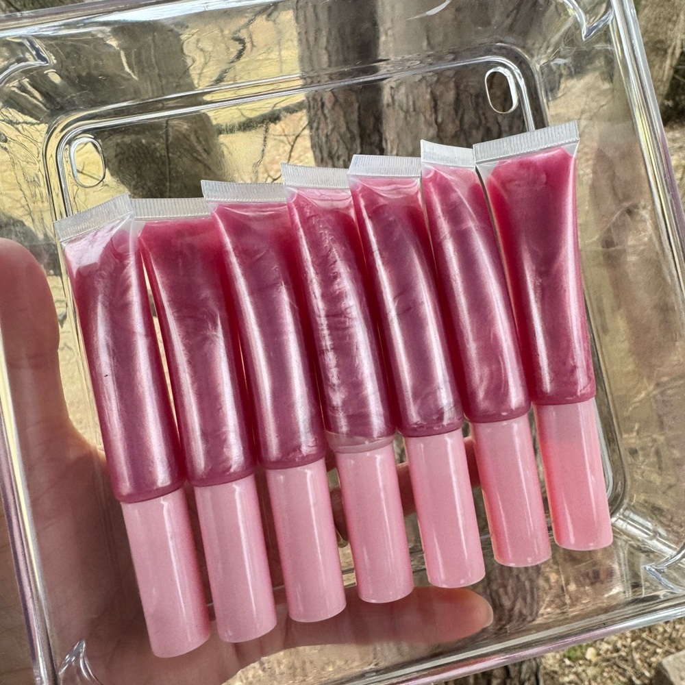 Long-lasting pink lip gloss, retains moisture, for a look for both day and night